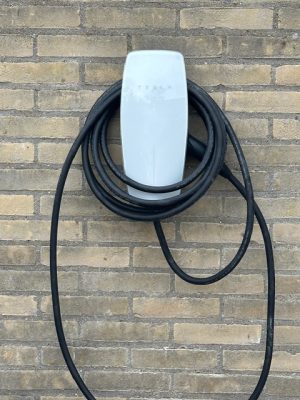 laadpaal voor elektrische auto aan woningmuur